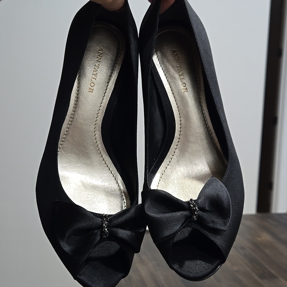 Ann Taylor Audrey Black Satin Bow Heels - Picture 15 of 17